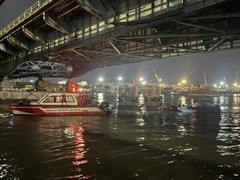 Ô tô đâm sập lan can cầu, lao xuống sông Đồng Nai: Nạn nhân tử vong