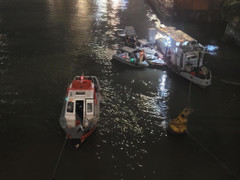 Tìm kiếm ô tô 4 chỗ đâm sập lan can cầu, rơi xuống sông Đồng Nai