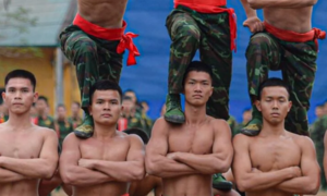 Lính đặc công mình trần thể hiện sức mạnh trong thời tiết giá rét