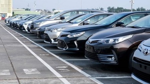 Lượng tiêu thụ tăng đột biến, các hãng ô tô dồn dập giảm giá