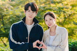 Sao Hàn 15/12: Daesung quỳ xin lỗi CL, cặp đôi phim ngôn tình hot nhất 'hẹn hò'