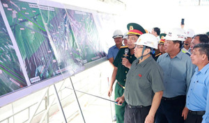 Thủ tướng: Không để các lực lượng thi công 'cô đơn trên công trường'
