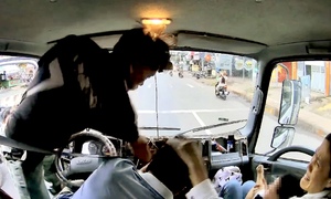 Tài xế xe tải bị đánh tới tấp trên đường ở Bình Phước