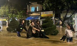 Nhiều nơi ở TP Nha Trang ngập sâu, dùng mìn xử lý đá lở xuống đèo Khánh Lê 