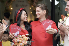 Làm rể Việt Nam, chàng trai Đức xăng xái dọn bàn thờ, đốt vàng mã, gói bánh tét