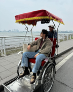 Sơn Tùng M-TP đi xích lô dạo hồ Tây giữa trời đông gió lạnh