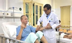 Bác sĩ Bệnh viện Việt Đức bổ đôi tủy sống cứu người đàn ông mắc bệnh lý phức tạp