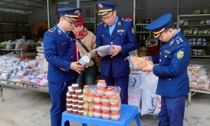 Quản lý thị trường tăng cường kiểm tra, ngăn chặn hàng lậu dịp cuối năm
