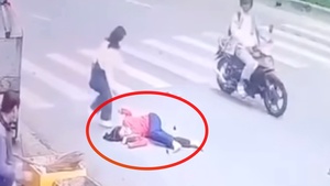 TP.HCM: Truy tìm tài xế xe máy tông người phụ nữ nằm bất động rồi bỏ chạy