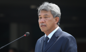 Hút thuốc nơi công cộng, Ngoại trưởng Malaysia bị phạt tiền