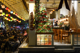 Hàng quán cấp tập chuẩn bị, sẵn sàng mở cửa xuyên đêm Noel