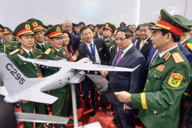 Thủ tướng Phạm Minh Chính tham quan vũ khí hiện đại tại Triển lãm Quốc phòng