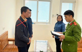 Khởi tố gã chồng ném hỏng điện thoại của vợ