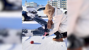 Người phụ nữ dùng quần jean đông cứng cắt đôi quả táo 