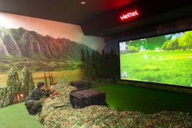 Trải nghiệm mô phỏng bắn súng tại triển lãm Quốc phòng Quốc tế Việt Nam 2024