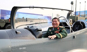 Trung tướng Phạm Tuân trải nghiệm máy bay huấn luyện do Việt Nam sản xuất