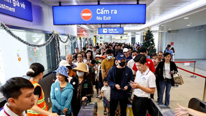 Biển người ken đặc chờ trải nghiệm metro số 1 Bến Thành - Suối Tiên