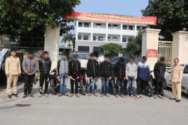 Bắt 10 thanh thiếu niên mang dao, vỏ chai bia 'đi càn' trên phố tại Nghệ An