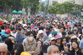 Người dân đội nắng chen chân, nhà ga quá tải trong ngày đầu chạy Metro số 1