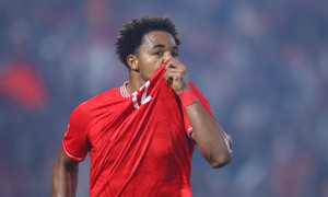 Cận cảnh Nguyễn Xuân Son làm khổ hậu vệ Myanmar, ra mắt tuyển Việt Nam xuất sắc