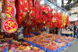 Chưa qua Noel, phố cổ Hà Nội đã rực rỡ màu 'áo mới'