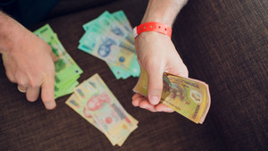 Công ty không thưởng Tết, tôi cắt khoản trà sữa, KFC của con để có tiền về quê