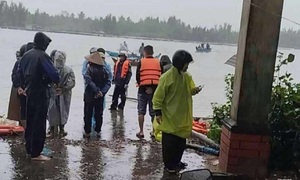Chìm phà chở 14 người trên sông Trường Giang