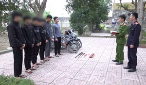 Bắt 7 thanh thiếu niên bịt mặt, mang kiếm chém người đi đường