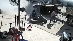 Lốp xe phát nổ văng vào mặt công nhân ở Thái Lan