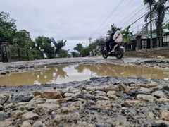 Quốc lộ 14E nát như tương, ổ voi ổ gà xuất hiện chi chít