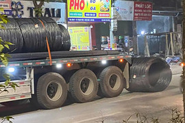 4 cuộn thép nặng hàng tấn rơi khỏi ô tô đầu kéo ở Hà Nội