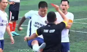 Cựu tuyển thủ Lê Sỹ Mạnh đánh trọng tài khiến dân mạng phẫn nộ