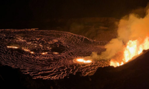 Bên trong miệng núi lửa đang phun trào trên đảo Hawaii