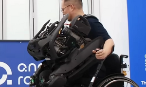 Robot giúp người liệt nửa thân đứng lên đi lại