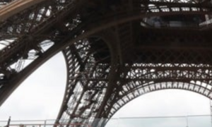 Nguyên nhân vụ cháy tháp Eiffel ngay trước đêm Giáng sinh