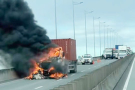 Xe container bốc cháy trên cao tốc TP.HCM - Dầu Giây, ùn tắc 5km