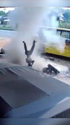 Lốp xe phát nổ, hất văng người đàn ông lên không trung