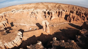 Ngắm hẻm núi 12 triệu năm tuổi ở Kazakhstan