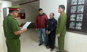 Chạy vào đường cấm, tài xế xe tải liên tục lạng lách khi bị CSGT truy đuổi