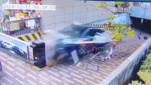 Ô tô lao như tên bắn tông nát rào chắn