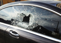 Phá cửa kính nào trên ô tô để thoát hiểm nhanh?