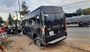 Bà Rịa - Vũng Tàu: Ô tô 16 chỗ va chạm với xe tải, 2 người tử vong 