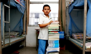 Thần đồng 12 tuổi mang 70 kg sách đi học đại học bây giờ ra sao?