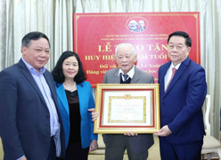 Trao Huy hiệu 65 năm tuổi Đảng tặng nguyên Ủy viên Bộ Chính trị Lê Xuân Tùng
