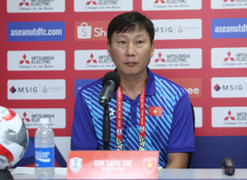 Trọng tài từ chối bàn thắng của Xuân Son, HLV Kim Sang-sik 'không có gì để nói'