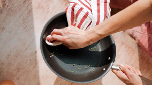 Mẹo phục hồi khả năng chống dính của chảo