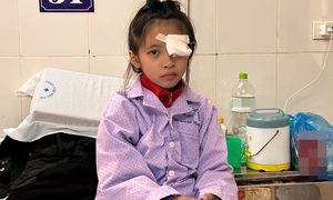 Mồ côi mẹ, sống cùng ông bà bị câm điếc, bé gái ở viện không người thân chăm sóc