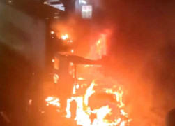 Xe đầu kéo cháy rụi trên Quốc lộ 1 ở Quảng Ngãi lúc rạng sáng