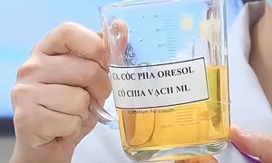 Trẻ rối loạn ý thức sau khi uống oresol pha quá đặc