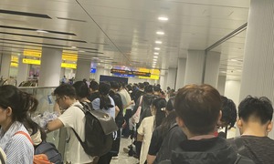 Mưa dông tối trời, sấm chớp ầm ầm ở TP.HCM, Metro số 1 dừng chạy tàu gần 2 giờ
